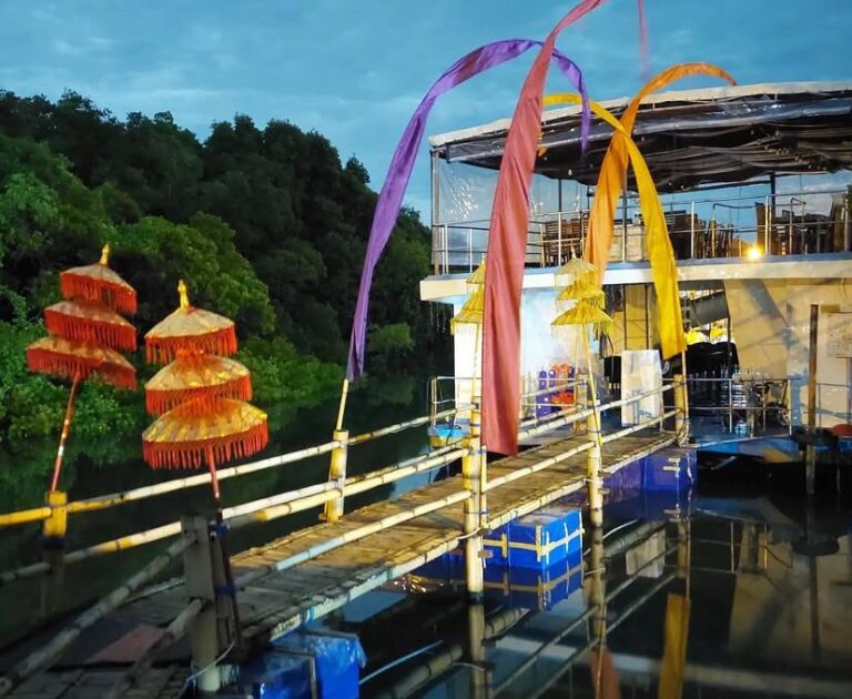 Enjoying the Sensation of Seafood Dining on a Boat in Serangan Bali