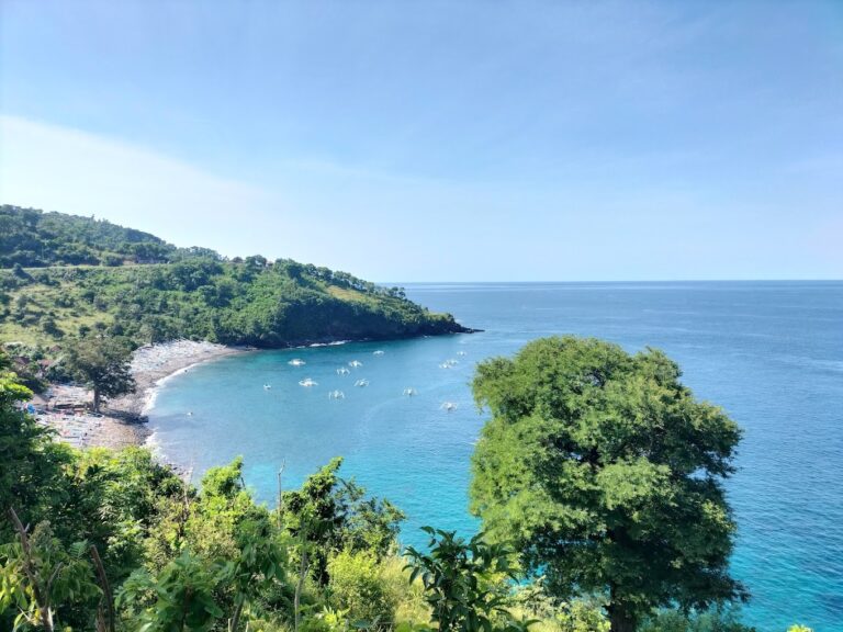Kusambi Beach, Bali’s Hidden Gem for Relaxation and Adventure Bali is home to many breathtaking coastal destinations, but one that stands out for its natural beauty and tranquil atmosphere is Pantai Kusambi, also known as Pantai Kusuma. Located on the east coast of Bali in Bunutan Village, Abang District, Karangasem Regency, this hidden paradise offers a mix of relaxation and adventure for those looking to explore the island’s lesser-known beaches.