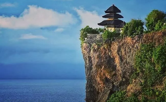 Explore the Enchanting Pura Luhur Uluwatu, A Sacred Temple on Bali’s Southern Cliffs
